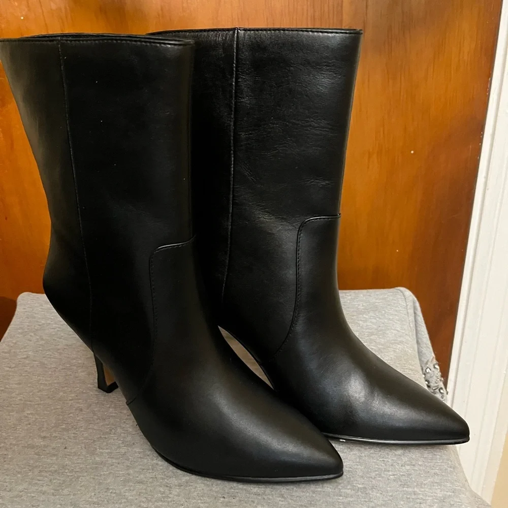 🆕. Lisa & Vicky Sleek Black Ankle Booties New in box. Winter gift 6.5